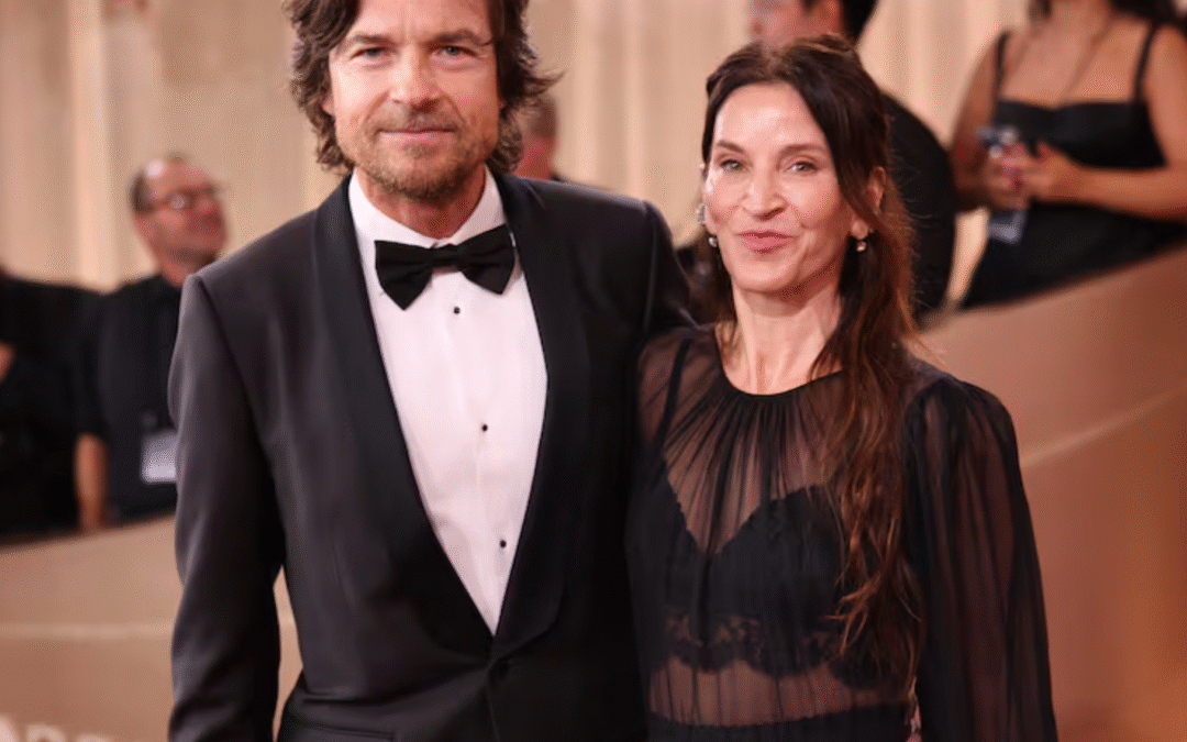 El actor Jason Bateman reconoce que su esposa fue quien le ayudó a estar sobrio después de calificar sus fiestas de “irritantemente impredecibles”